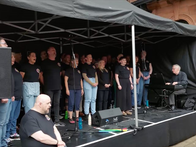 Quire Perform at 2 Royal Avenue